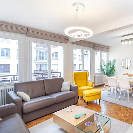 Tour Eiffel & Champs Elysees Business Apartment: Bright 2br With Housekeeping