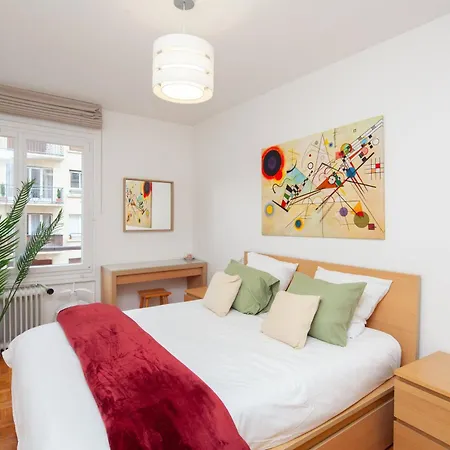 Tour Eiffel & Champs Elysees Business Apartment: Bright 2br With Housekeeping *
