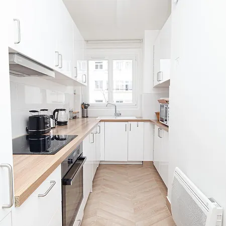 Tour Eiffel & Champs Elysees Business Apartment: Bright 2br With Housekeeping Paris
