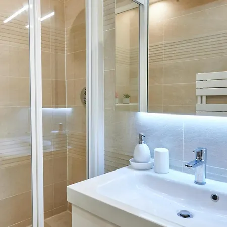 Tour Eiffel & Champs Elysees Business Apartment: Bright 2br With Housekeeping Paris