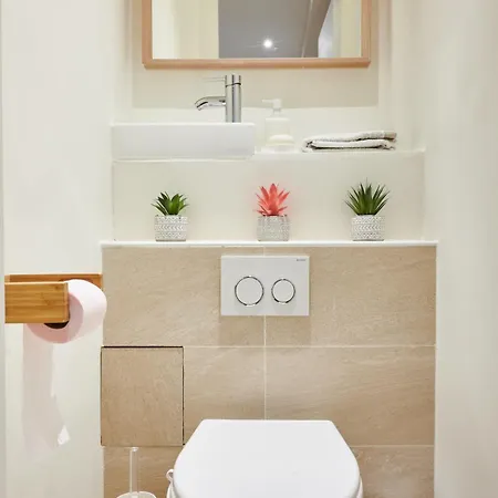 Tour Eiffel & Champs Elysees Business Apartment: Bright 2br With Housekeeping Apartment Paris